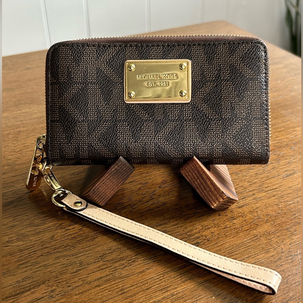 Michael Kors Signature Jet Set Zip Around Wallet - Removable Strap